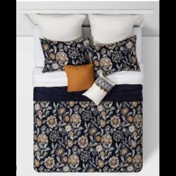 Brand New Threshold Queen Size Comforter Set 