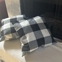 2 decorative pillows