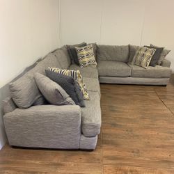 Gray Leighton Sectional Couch Sofa *Free Delivery*