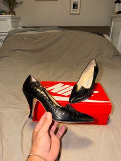 Manolo Blahnik Black  Alligator/Crododile Leather Shoes  Size 38.5