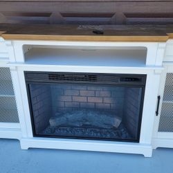 Broyhill Castillo Electric Fireplace Console 72,5" Entertainment Center with remote.
Dimensions: 72.5" wide x 36" high x 19" deep.
