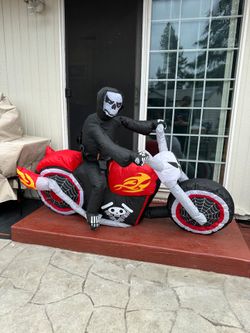 Halloween: inflatable skeleton on motorcycle
