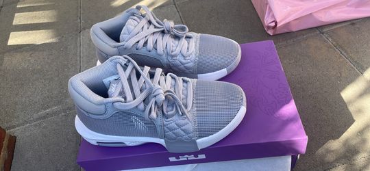  Nike Lebron Witness 8 Basketball Shoes. Size 4