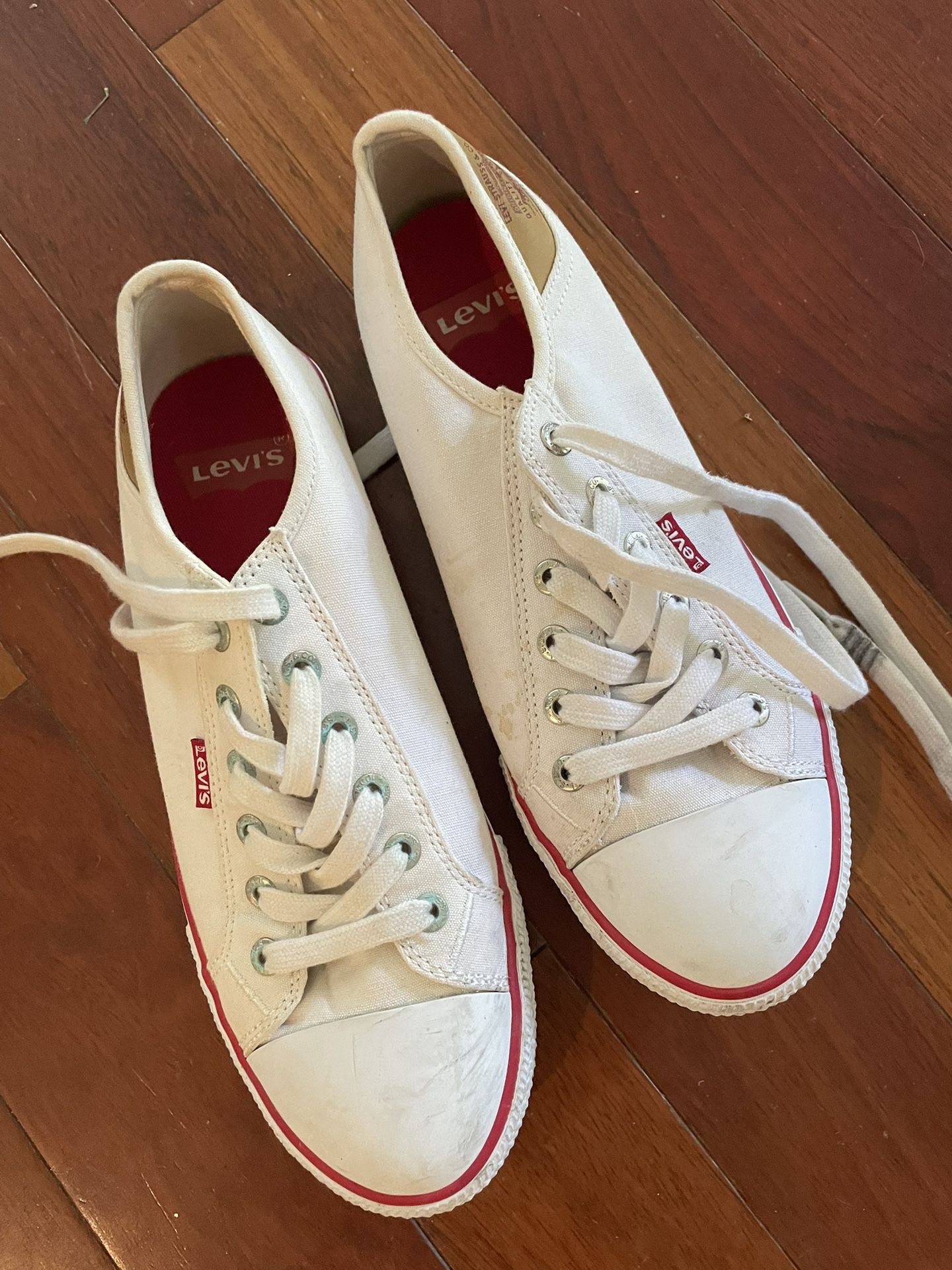 Levi’s Tennis Shoes - 8.5