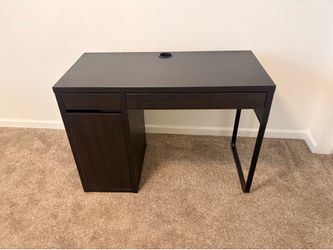 Black kids desk. Good condition