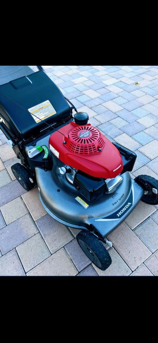 HONDA HRR216 WITH SMART DRIVE CONTROL LAWN MOWER