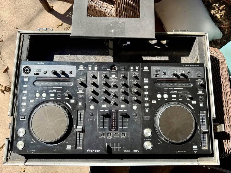 Pioneer DDJ-S1 + Heavy-Duty Flight Case