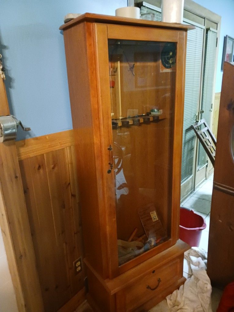 Good Nice Looking Gun Cabinet Hold Seven Guns And Has The Key Lock