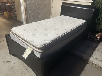 CAMA TWIN SZ DE MADERA NEGRA CON BOX DELGADITO Y COLCHÓN TOP PILLOW USADA BUENA CONDICIÓN 