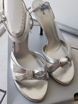 New apt 9 heels (size 9 1/2)