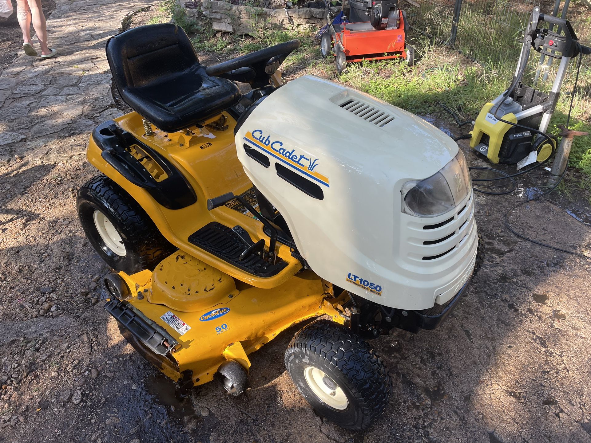 Cub Cadet LT1050 50”Riding Lawn Mower/Lawn Tractor 25hp Low Hours