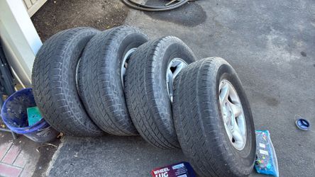 04 Toyota Tacoma stock wheels n tires