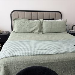 Kind Bed & Nightstands