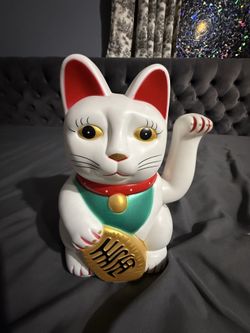 Maneki-neko, lucky cat, beckoning cat