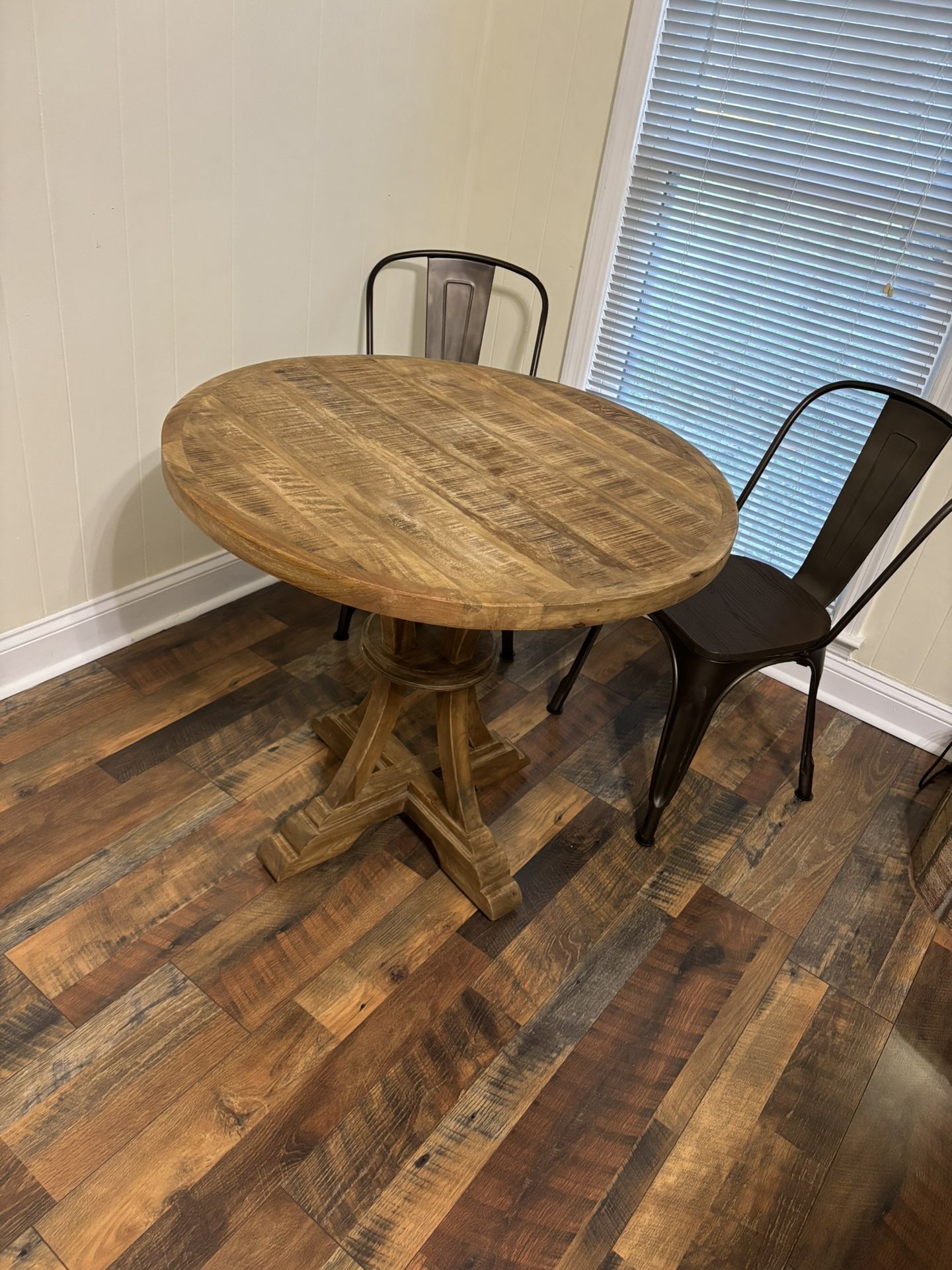 Round Dinning Table