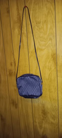 PAYLESS SHOULDER PURSE. COLOR NAVY.