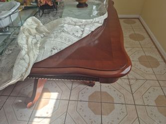 Comedor de madera con vitrina