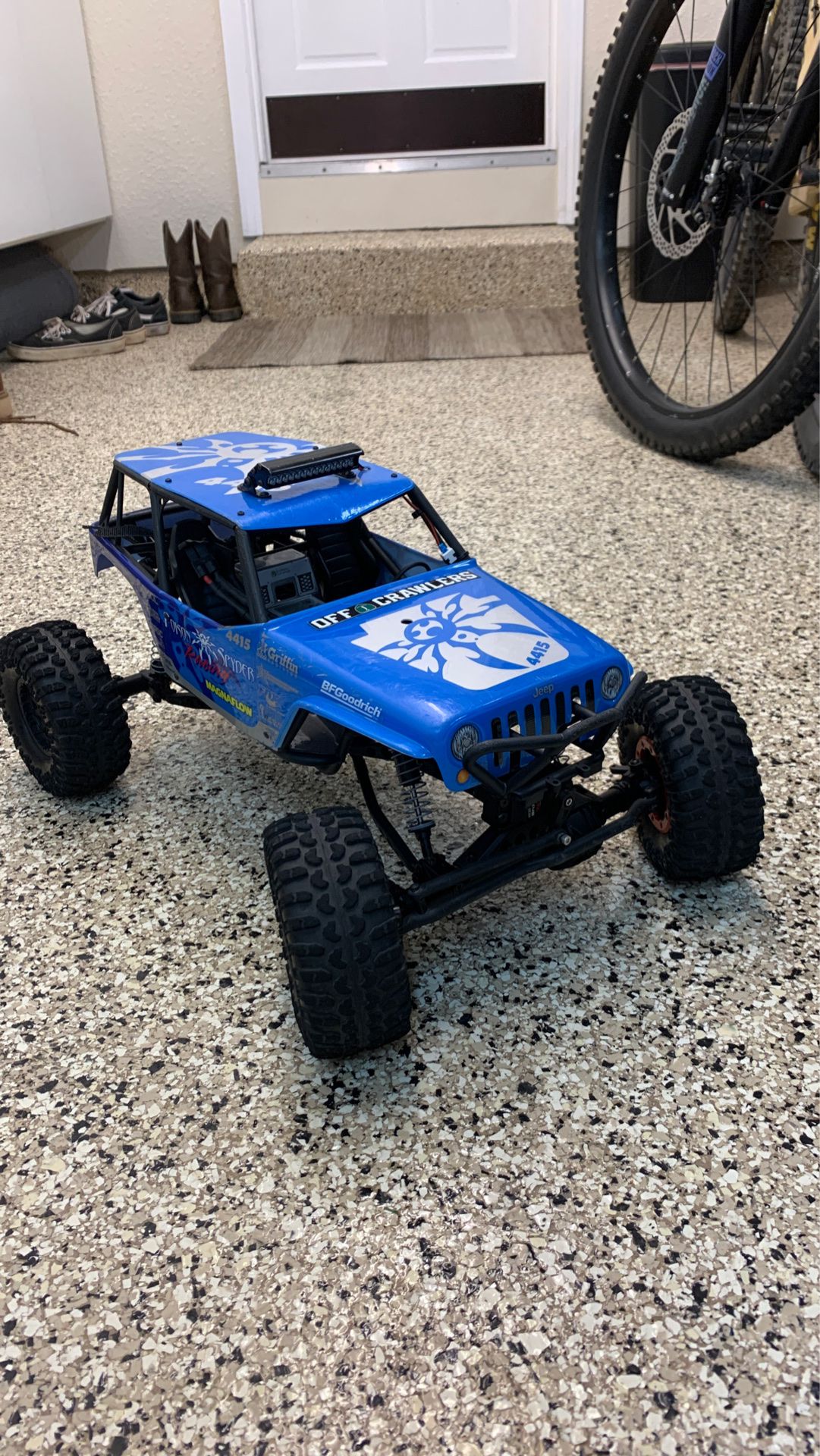 Axial poison spider rock racer