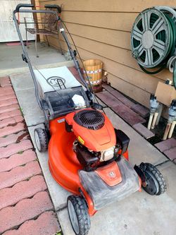 ~SELF PROPELLED GAS LAWNMOWER IN GOOD WORKING CONDITION TURNS ON FAST AND EASY~
