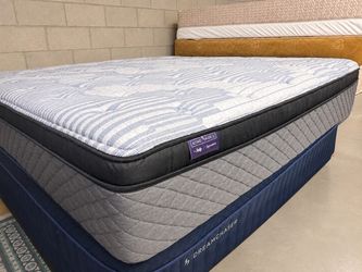High-quality Kevin Charles by Sealy Signature King mattress Like new condition