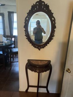Mirror and Table, very nice.