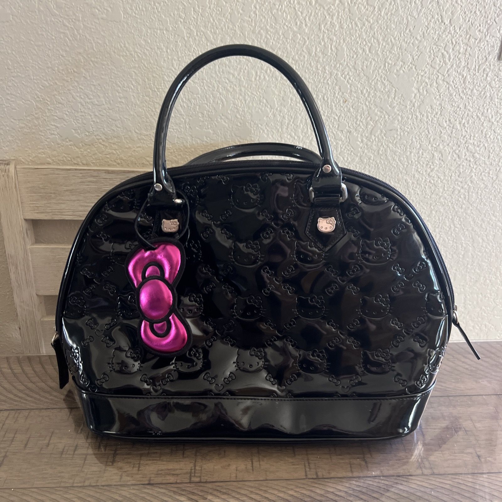 LOUNGEFLY LOVES HELLO KITTY LARGE BOWLER PURSE HANDBAG EMBOSSED FOOTED AS IS