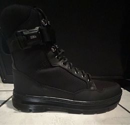 Dr. Martens Combs Tech