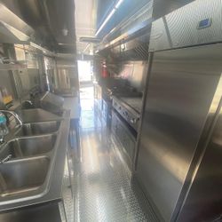Freightliner Food Truck 2015 With Brand New Equipments Still Under Warranty.’Customized To Prepare Indian And American Food