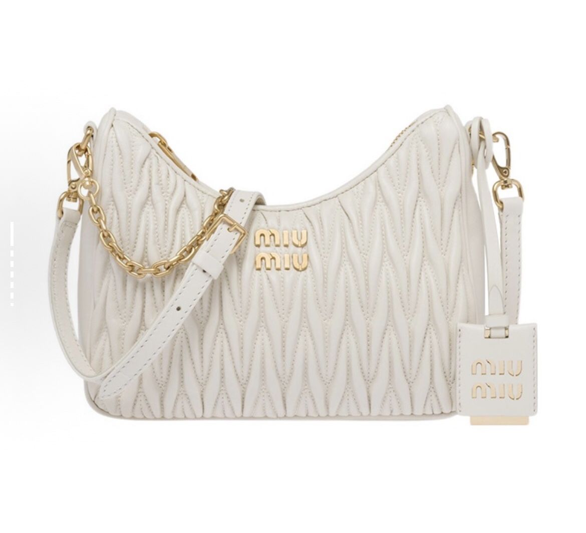 metal logo with engraved lettering, zipper closure, soft sheepskin leather, handheld/cross - body/single - shoulder bag(58)43