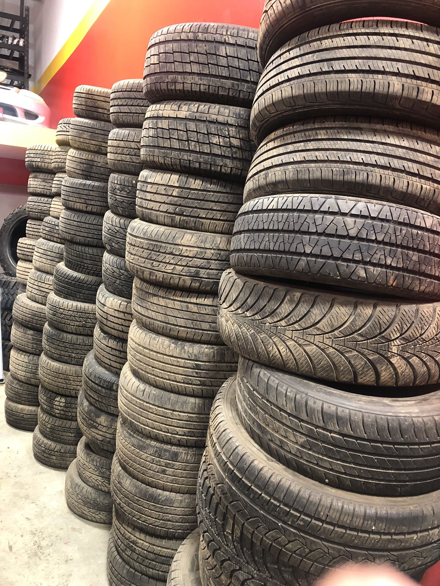 Singles and pairs of used tires like new from $30 dollars a single tire to the highest price of a set of tires for $200💵 any size!! Ventas al por ma
