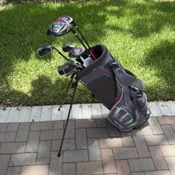 Like new! Ladies top Flite xl 12 pierce golf club set.  Right handed. Pink and grey