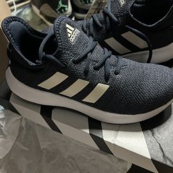Women’s Adidas Cloud foam Size 5