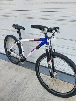 Mountain bike size medium  wheels 26" Speeds 21