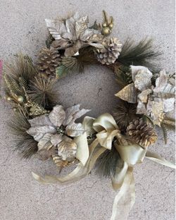 🎄Gold themed wreathes , $5 each
