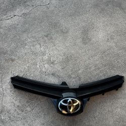 2017 - 2019 Toyota Corolla LE Front Bumper Upper Grille And Emblem OEM