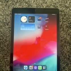 iPad (5th Generation) 32GB (Cracked Screen)