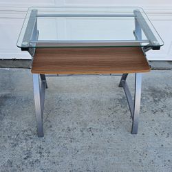 COMPUTER TABLE IN OUTSTANDING CONDITION