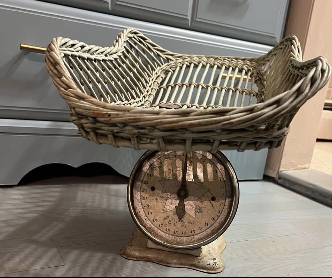 VINTAGE BABY WEIGHING SCALE