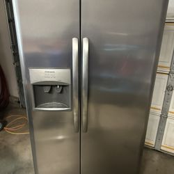 Fridgidaire Refrigerator 