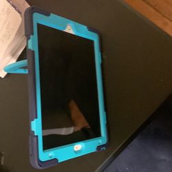 Apple IPad 7th generation 32GB (with case)