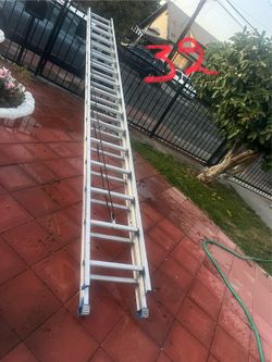 Escalera de 32 pies de aluminio, casi nueva