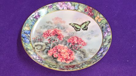 2005 Bradford Exchange Lena Liu's "Garden Wonders" Plate  From the "Wings Of Enchantment" Series CR5P078
