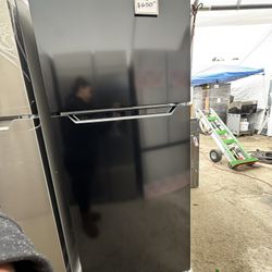 Frigidaire Refrigerator In Black 🌹🐇