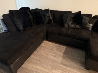 Black Sectional Sofa with Chaise