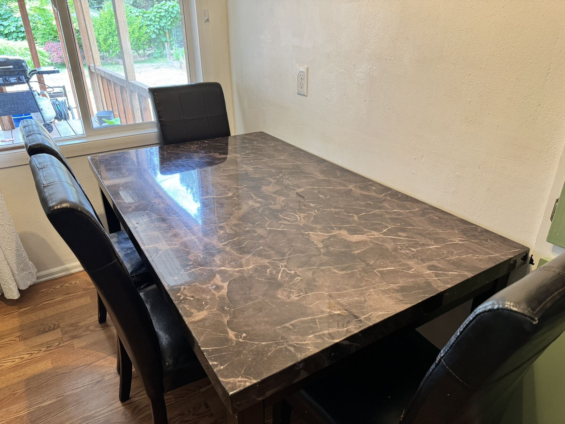 Dining Table with 6 Chairs – Great Condition!