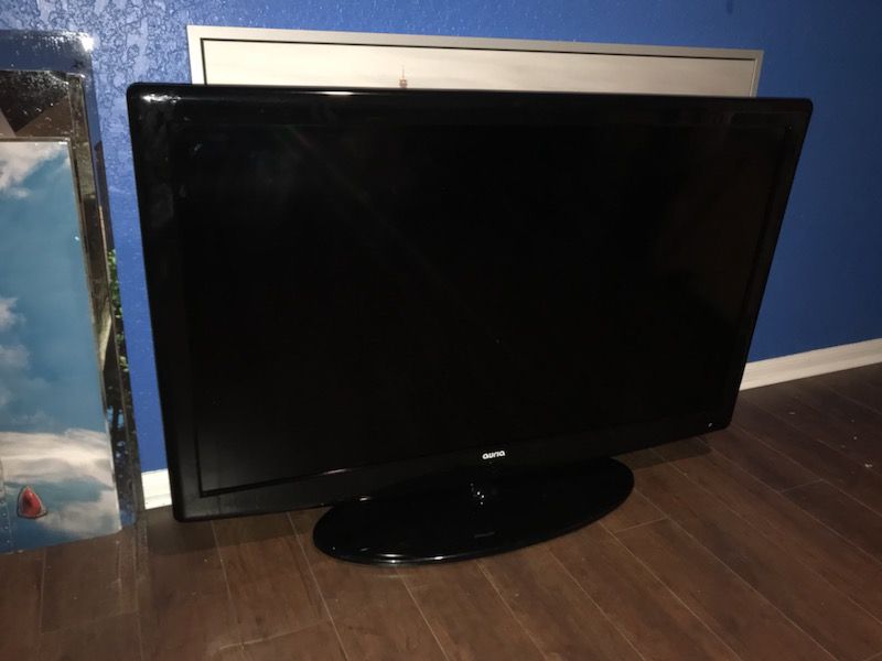 Auria 55" 1080p 120Hz LCD HDTV. TV IS IN MINT CONDITION! No holds, No delivery, Price is firm.
