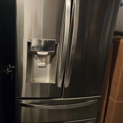 LG STAINLESS STEEL 4 DOORS REFRIGERATOR...ICE MAKER IS NOT WORKING.....$ 450