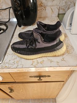 Yeezy Carbon Lightly Used  Size 10