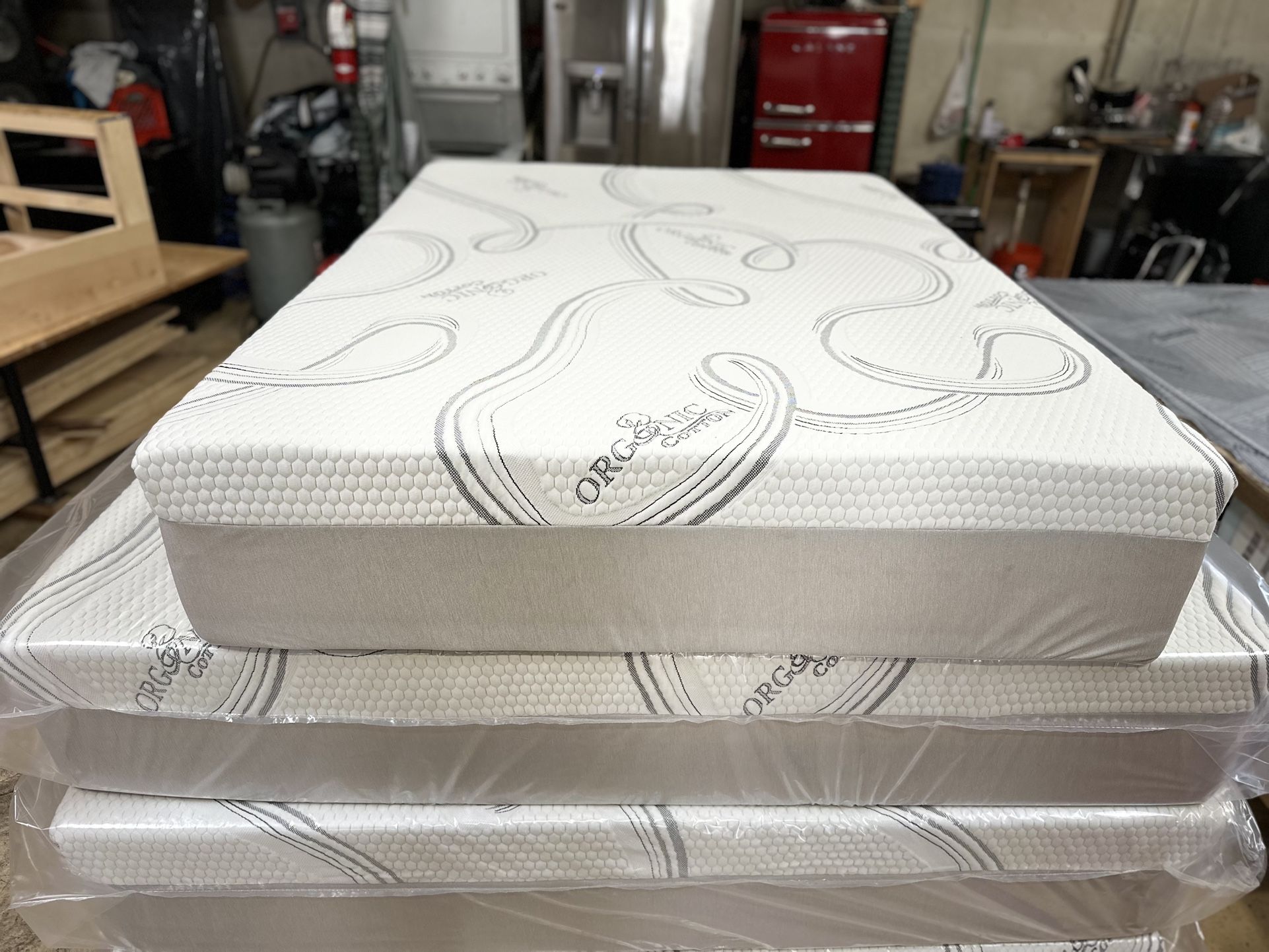 💥Memory foam Mattress 💥12”inches tall 💥same day delivery available 💥All sizes available 💥Queen 💥Full 💥Twin 💥King 💥Cal King