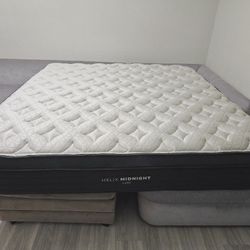 Like New Helix Midnight Luxe Original Cover King Mattress